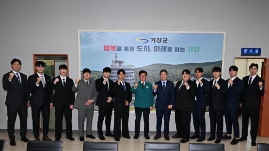 정종복 기장군수(왼쪽 일곱 번째)와 기장갈매기씨름단원이 기념촬영을 갖는 모습. 사진=기장군 제공