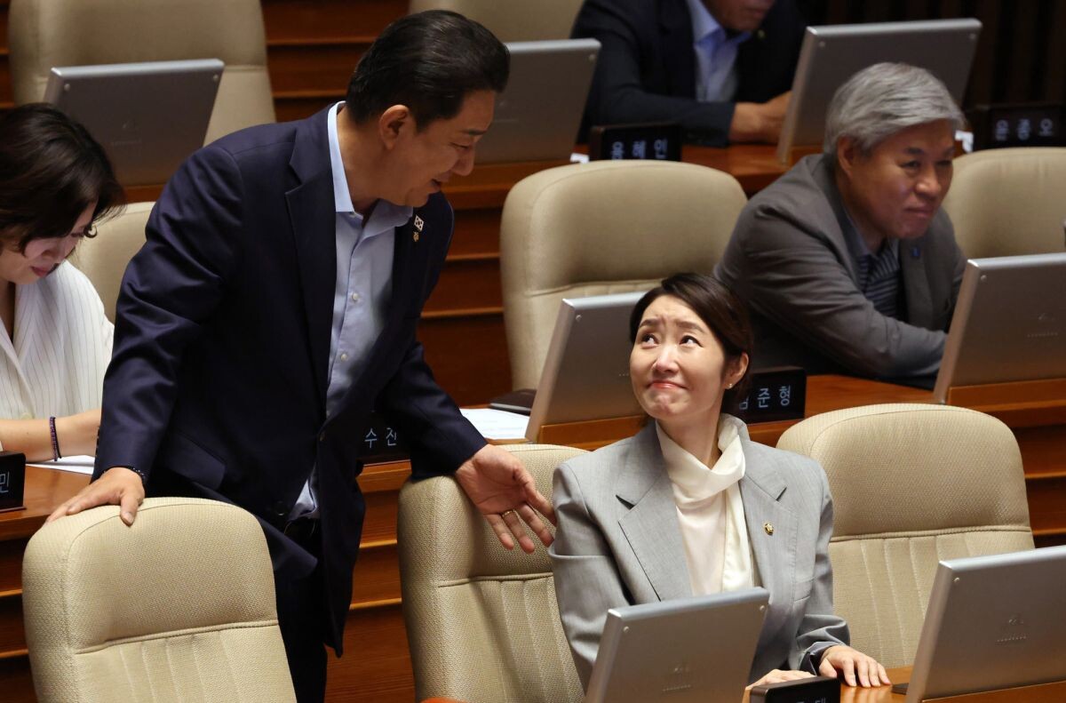 김병기 의원과 강선우 의원이 지난 8월 24일 국회에서 열린 본회의에서 대화를 나누고 있다. 사진=박은숙 기자