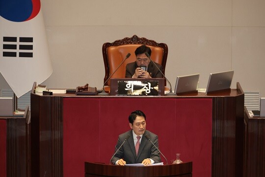 장동혁 대표가 12월 22일 국회에서 열린 임시국회 본회의에서 무제한 반대 토론(필리버스터)을 하고 있다. 사진=이종현 기자