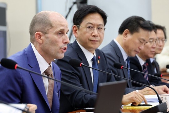 2025년 12월 30일~31일 과학기술정보방송통신위원회 등 6개 상임위가 참여해 열린 ‘쿠팡 사태 연석청문회’에서 해럴드 로저스 임시대표(왼쪽)가 위원 질의에 대답하고 있다. 사진=연합뉴스