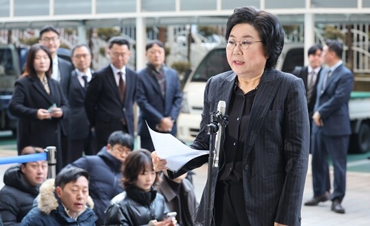 이혜훈 기획예산처 장관 후보자가 2025년 12월 30일 인사청문회 준비 사무실로 출근하며 “내란은 민주주의를 파괴하는 불법적 행위”라며 과거 발언에 대해 사과하고 있다. 사진=연합뉴스