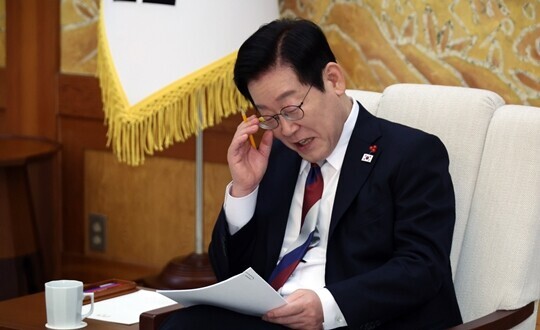 이재명 대통령이 청와대로 첫 출근한 2025년 12월 29일 참모진과 차담을 하고 있다. 사진=연합뉴스