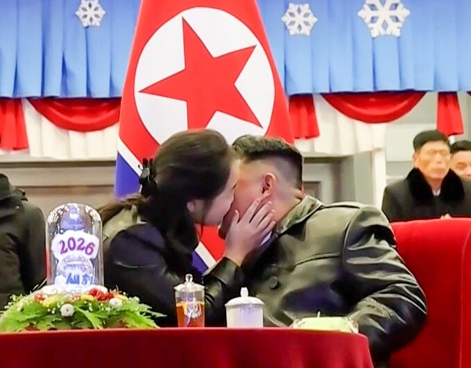 김정은 볼에 입맞추는 김주애. 사진=연합뉴스