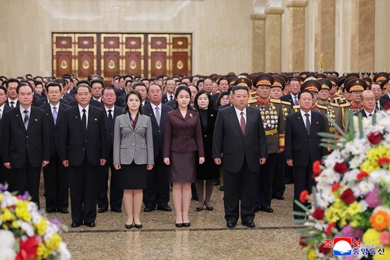 조선중앙통신이 공개한 김주애와 김정은의 금수산태양궁전 참배 사진. 사진 가운데에 더 가까운 인물이 김주애라는 점은 적지 않은 상징성이 있다는 해석이 나온다. 사진=연합뉴스
