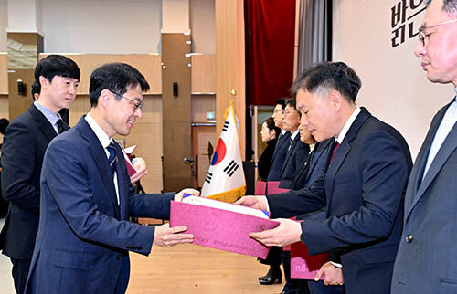 2일 김정기 권한대행이 산격청사 열린 2026년도 시무식에서 혁신적 성과를 창출한 '대구시정 TOP 10 부서'를 시상하고 있다. 사진=대구시 제공