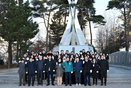 기장항일운동 기념탑 참배 기념촬영 모습. 사진=기장군 제공