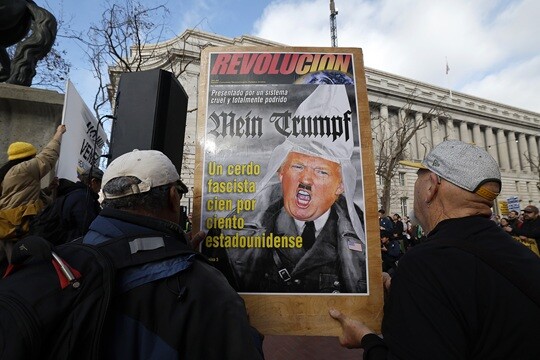 2026년 1월 3일 미국 캘리포니아주 샌프란시스코 유엔 플라자에서 시위대가 트럼프 미국 대통령과 미군의 베네수엘라 군사 행동에 반대하는 시위를 벌이고 있다. 사진=연합뉴스