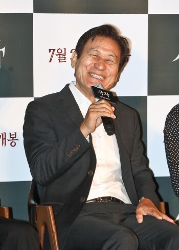 한국 영화사의 기둥으로 시대와 세대를 불문하고 국민적인 사랑을 받은 배우 안성기가 별세했다. 향년 74세. 사진=일요신문DB