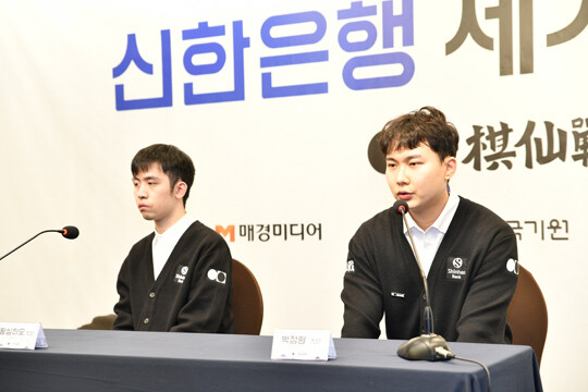 결승 진출을 확정짓고 난 후 인터뷰에 응하고 있는 박정환 9단(오른쪽)과 왕싱하오 9단. 사진=한국기원 제공