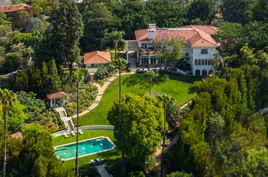 최근 졸리는 2016년부터 거주해 온 약 360억 원짜리 LA 저택을 매물로 내놓았다. 사진=Hilton ＆ Hyland 홈페이지