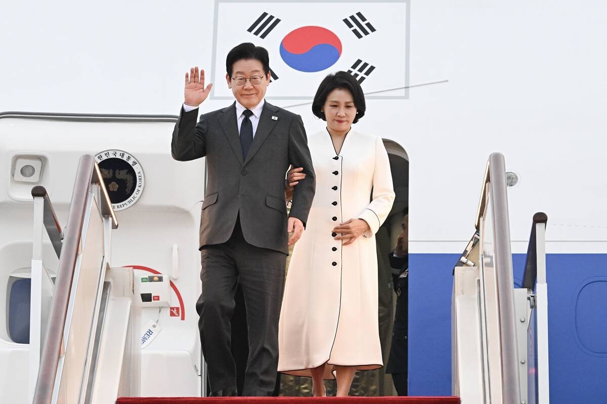 중국을 국빈방문 중인 이재명 대통령과 김혜경 여사가 6일 상하이 푸동 공항에 도착한 공군 1호기에서 내리며 환영객에게 인사하고 있다. 사진=연합뉴스