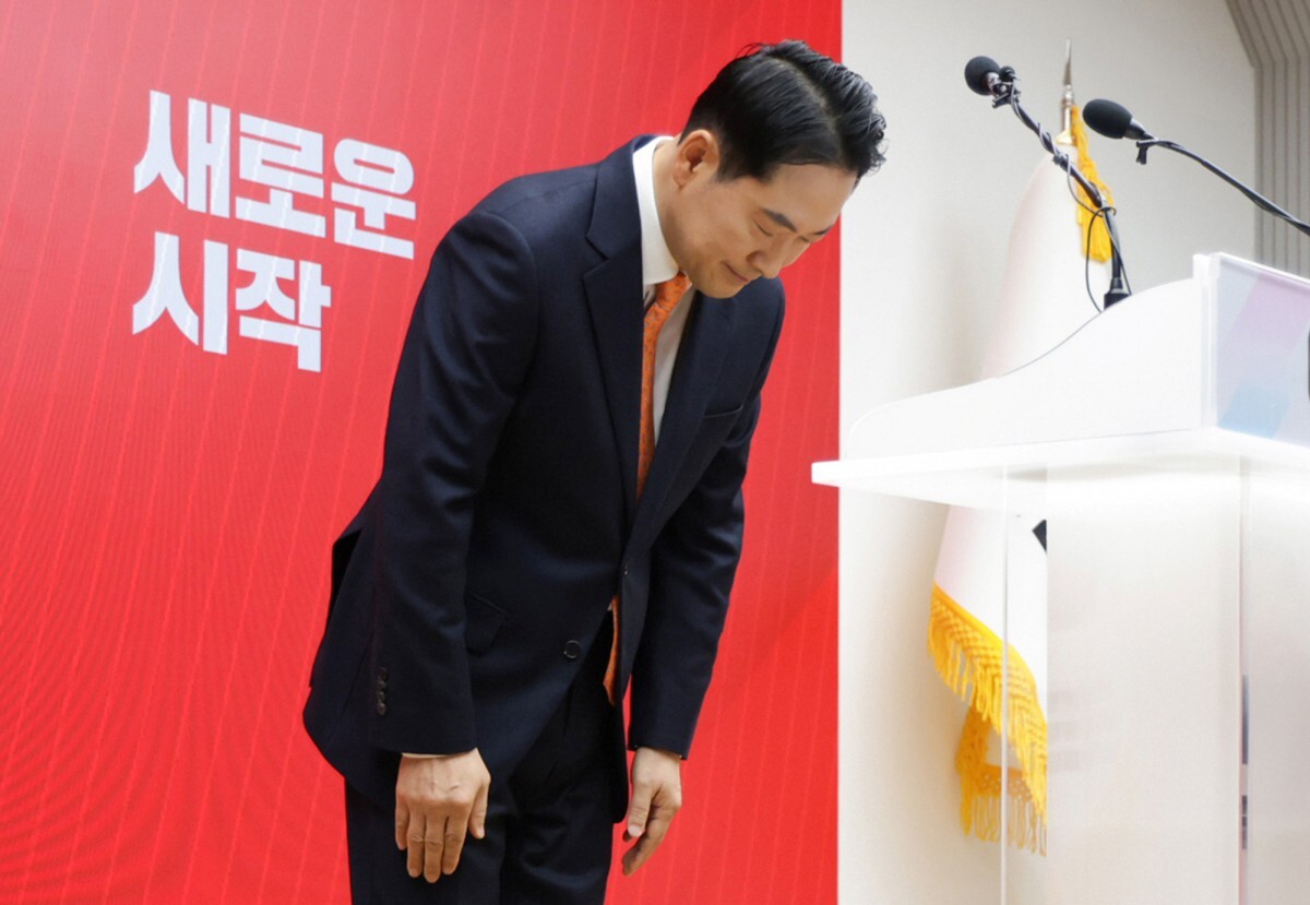 장동혁 국민의힘 대표가 7일 오전 서울 여의도 중앙당사에서 당 쇄신안을 발표와 12·3 비상계엄에 대한 사과를 마친 뒤 인사하고 있다. 사진=이종현 기자(현장풀)