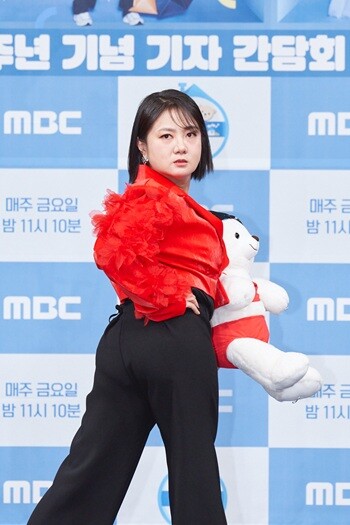 경찰이 방송인 박나래에게 수액 주사 등 불법 의료 시술을 한 혐의로 '주사 이모' 이 아무개 씨에 대해 강제 수사에 나섰다. 사진=MBC 제공