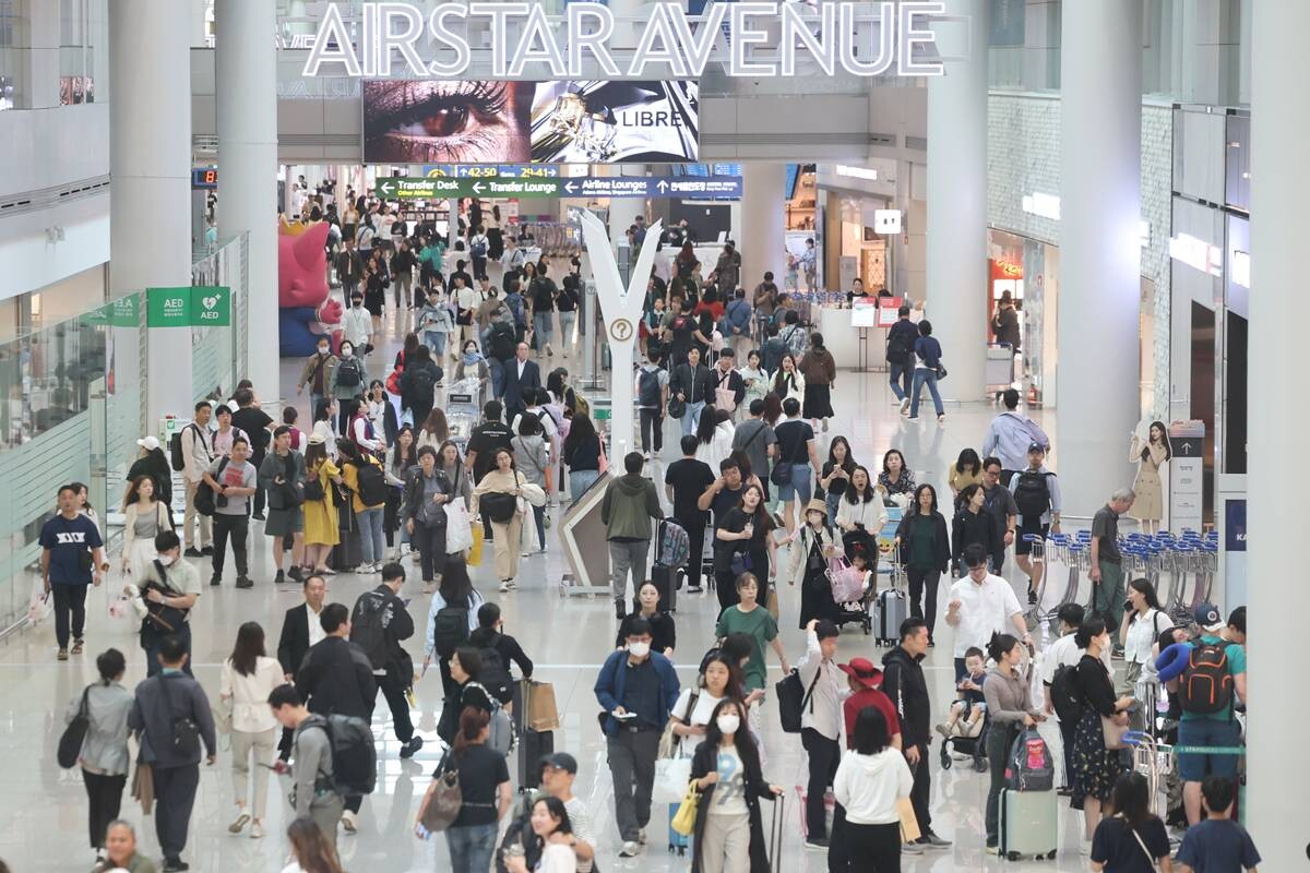 인천국제공항 1터미널 출국장이 여행객으로 붐비는 모습. 이용객 숫자는 증가세지만 내부 면세점 수익은 악화하고 있다. 사진=연합뉴스