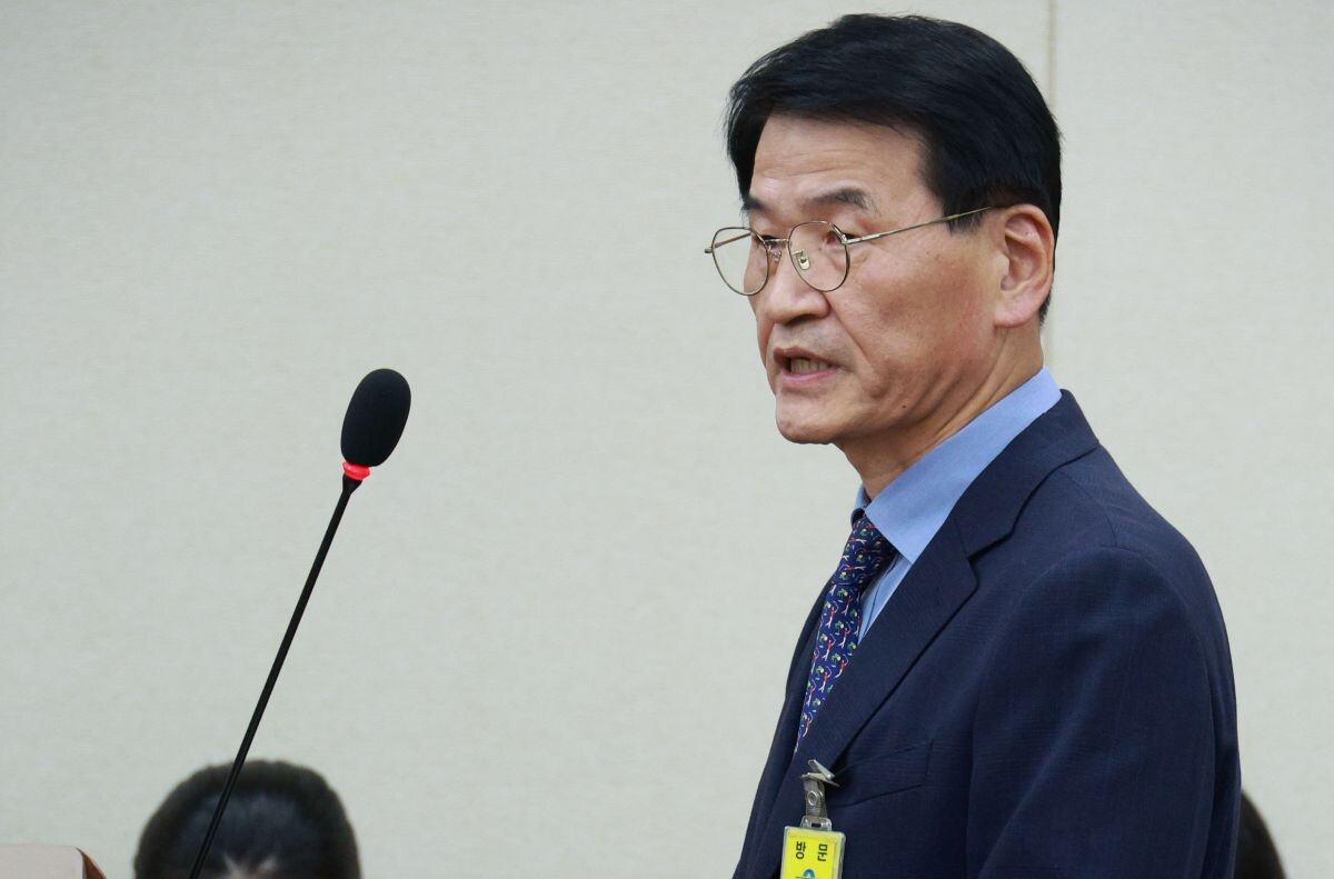 문덕식 DB 대표가 2023년 10월 16일 국회 정무위원회 국정감사에서 지주회사 전환 회피 논란에 대해 해명했다. 사진=연합뉴스