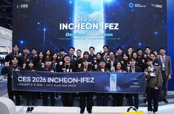 IFEZ관 전시기업과 참관단 직원들이 6일 CES 2026 현장에서 인천-IFEZ관 개막식 후 기념촬영을 하고 있다. 사진=인천경제청 제공