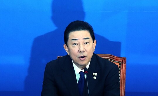 김병기 의원이 2025년 12월 30일 국회에서 열린 더불어민주당 원내대책회의에서 본인 의혹 관련해 원내대표직 사퇴 의사를 밝히고 있다. 사진=이종현 기자