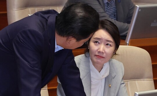 더불어민주당 김병기 전 원내대표와 강선우 의원이 2025년 8월 24일 국회에서 열린 본회의에서 대화를 나누고 있다. 사진=박은숙 기자