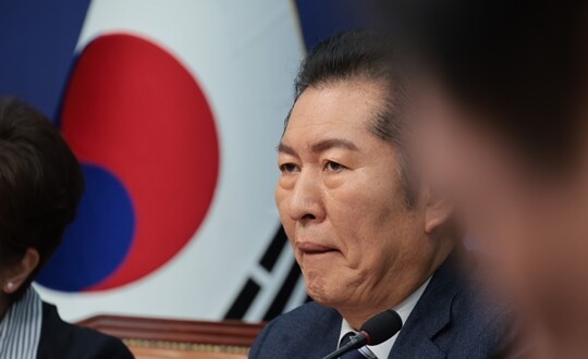 정청래 대표가 국회 더불어민주당 대표실에서 열린 최고위원회의에 참석해 생각에 잠겨 있다. 사진=이종현 기자