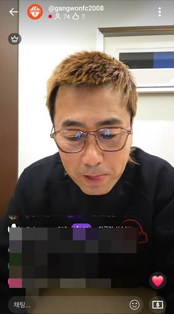 김병지 대표이사는 새벽 늦은 시간 유튜브 라이브 방송을 통해 이적을 발표했다. 본인 또한 잠긴 목소리로 "자다가 일어났다"고 밝혔다. 사진=강원 FC 유튜브 방송 화면 캡처