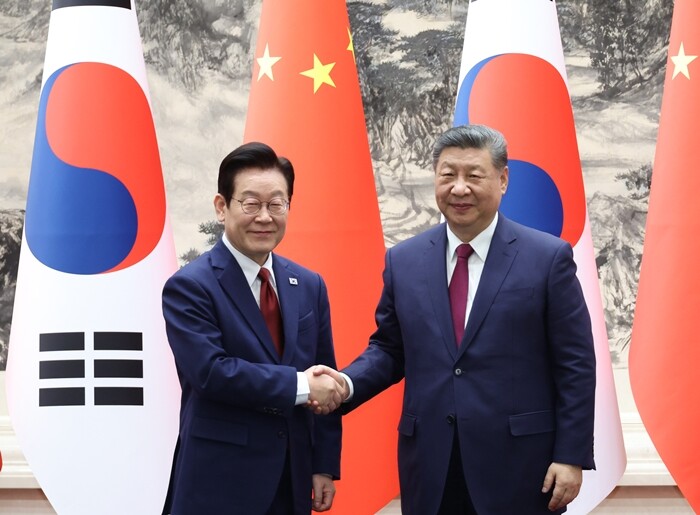 이재명 대통령과 시진핑 중국 국가주석이 지난 5일 베이징 인민대회당에서 열린 한중 MOU 체결식에서 악수하고 있다. 사진=연합뉴스