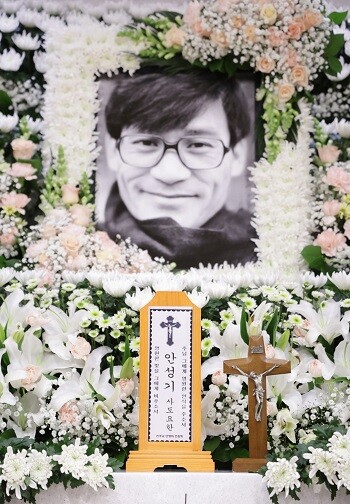 1월 9일 오전 8시 서울 중구 명동성당에서 고 안성기의 장례 미사와 영결식이 진행됐다. 사진공동취재단