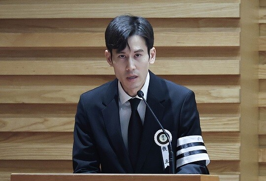 1월 9일 오전 배우 고 안성기의 영결식이 서울 중구 명동성당에서 열린 가운데 고인의 장남 안다빈 씨가 인사말을 하고 있다. 사진=현장풀