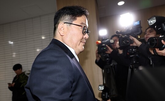 쿠팡 퇴직금 불기소 외압 행사 의혹을 받는 엄희준 광주고검 검사가 1월 9일 서울 서초구 안권섭 상설특별검사 사무실에 소환 조사를 받으러 들어가고 있다. 사진=연합뉴스