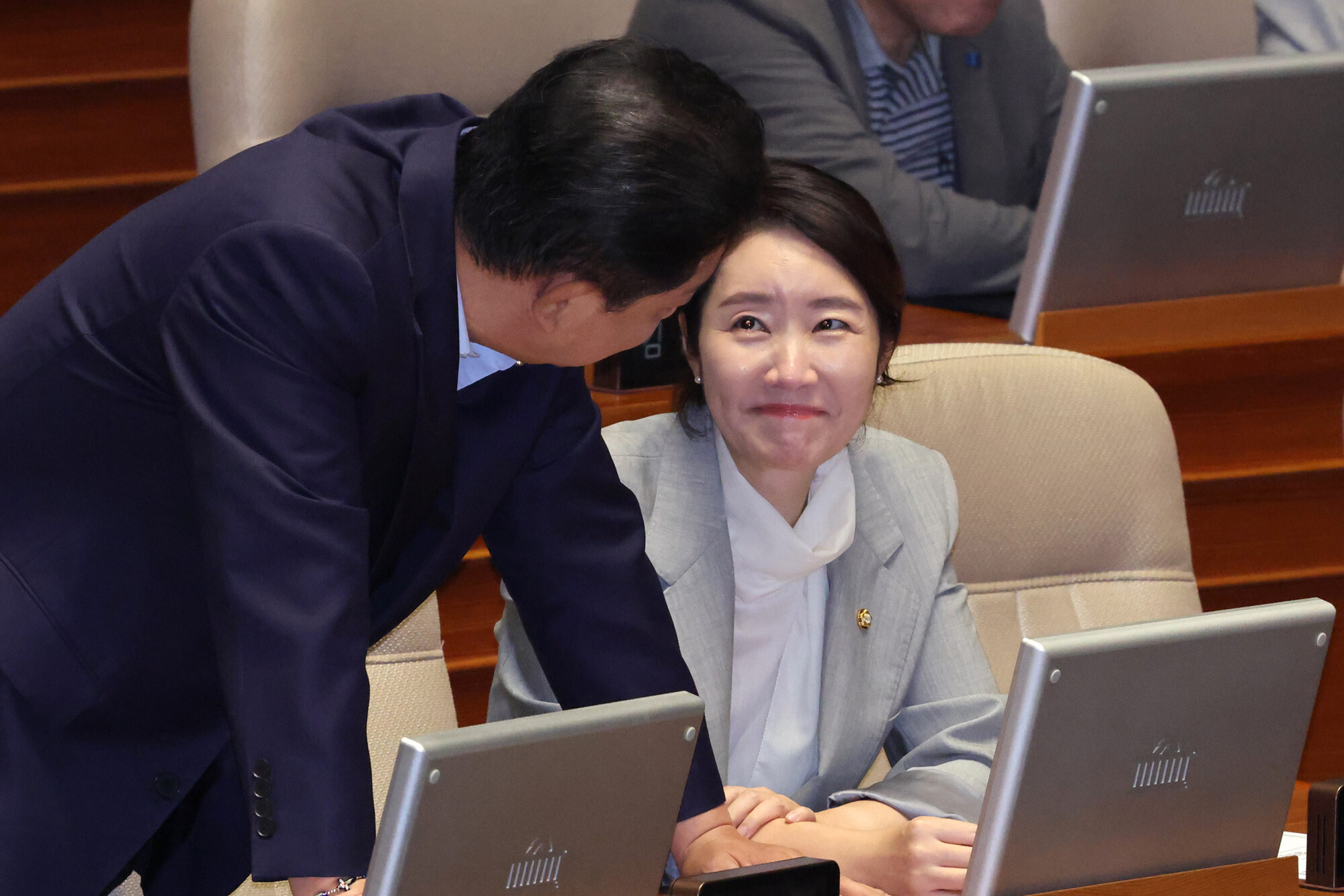 2025년 8월 25일 국회 본회의장에서 김병기 민주당 의원과 강선우 의원이 이야기를 나누는 장면. 사진=박은숙 기
