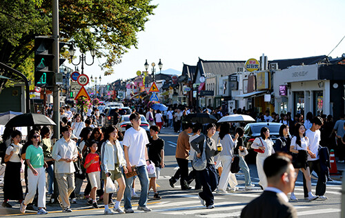 경주 황리단길 일원에서 관광객들이 횡단보도를 건너며 거리를 가득 메우고 있다. 사진=경주시 제공