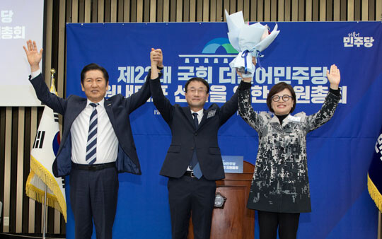 민주당 원내대표 보궐선거에서 당선된 한병도 의원(가운데). 사진=이종현 기자