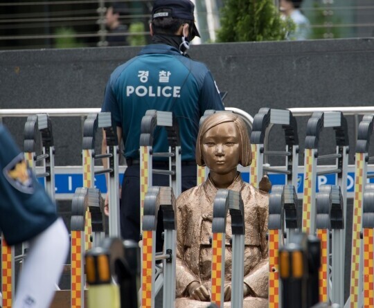 경찰이 고등학교 내 ‘평화의 소녀상’ 철거를 요구하며 위안부 피해자들을 모욕한 혐의로 강경 보수단체 대표를 입건하며 본격적인 수사에 착수했다. 사진 = 이종현 기자