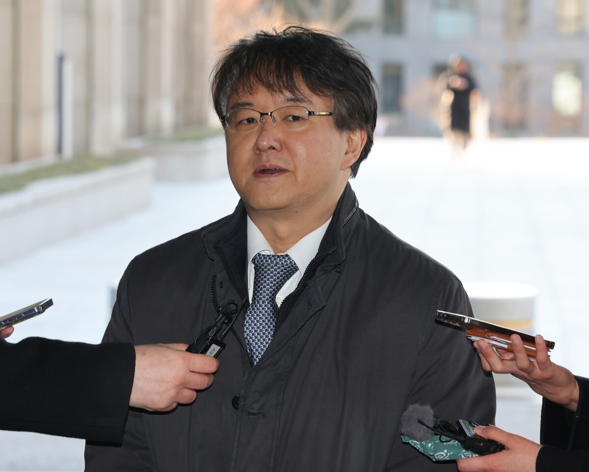 통일교와 신천지 '정교 유착' 의혹을 수사하는 검찰·경찰 합동수사본부 김태훈 본부장이 지난 8일 서울 서초구 서울고등검찰청에 출근해 취재진 질의에 답하고 있다. 사진=연합뉴스
