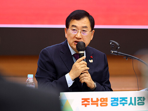 주낙영 시장은 13일 청사 내 알천홀에서 '2026년 신년맞이 언론인간담회'를 갖고, 올해 주요 시정 운영 방향과 주요 현안을 설명하고 있다. 사진=경주시 제공