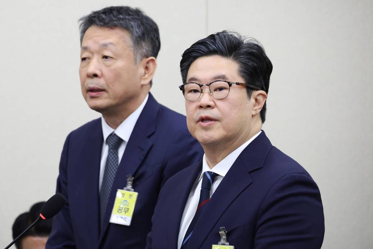 김병주 MBK파트너스 회장(오른쪽)과 김광일 홈플러스 공동대표(왼쪽)가 지난 2025년 10월 국회 정무위원회에서 열린 공정거래위원회 등에 대한 국정감사에 증인으로 출석해 의원 질의를 듣고 있다. 사진=일요신문DB