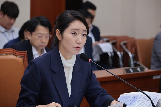 지난해 7월 14일 국회 여성가족위원회에서 열린 여성가족부 장관 후보자에 대한 인사청문회에서 강선우 의원이 기자들의 질문에 답하고 있다. 사진=이종현 기자