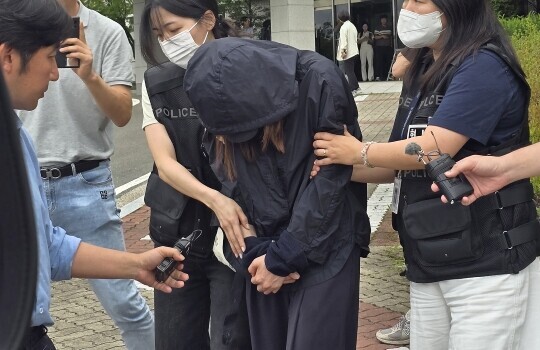 경북 안동의 한 고등학교에 무단 침입해 시험지를 빼돌린 혐의로 기소된 학부모 A 씨(48)와 기간제 교사 B 씨(32)가 1심에서 각각 징역 4년 6개월, 징역 5년에 추징금 3150만 원을 선고받았다. 2025년 7월 구속 전 피의자 심문을 위해 출석한 A 씨 모습. 사진=연합뉴스