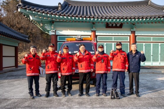 홍태용 시장이 산불감시원을 격려하고 기념촬영을 갖는 모습. 사진=김해시 제공