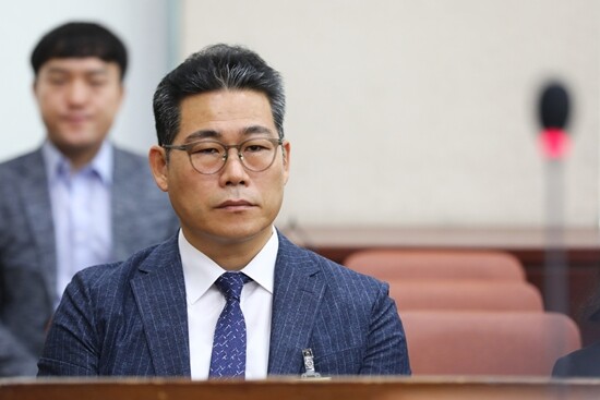 서울동부지검 ‘세관 마약 합동수사단’에 파견됐던 백해룡 경정이 경찰로 복귀하며 5000쪽 분량의 수사 기록을 들고 나갔다. 사진 = 박은숙 기