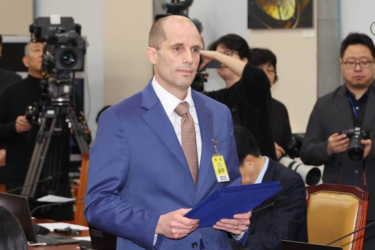 해롤드 로저스 한국 쿠팡 임시대표가 지난해 12월 31일 국회 과학기술정보방송통신위원회에서 열린 청문회에서 증인 선서 후 선서문을 제출할 당시 모습. 사진=연합뉴스