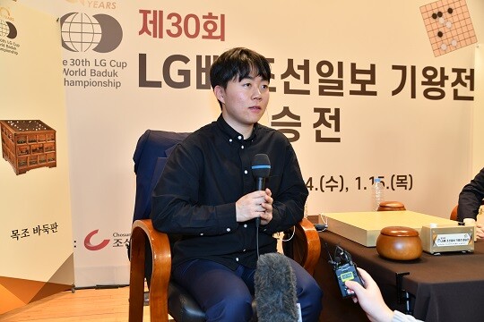 신민준이 LG배 우승컵을 차지했다. 2021년 제25회 대회 우승 이후 5년 만에 탈환한 두 번째 메이저 왕좌이자, 본인의 통산 10번째 우승이다. 사진=한국기원 제공