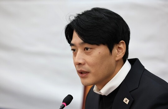 2025년 11월 19일 국회에서 열린 더불어민주당 정치검찰 조작기소대응 특별위원회 전체회의에서 한준호 위원장이 발언하고 있다. 사진=박은숙 기자