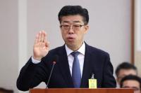 검찰, 신용해 전 교정본부장 구속영장 반려