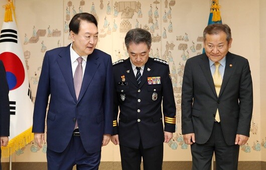 2022년 8월 10일 윤석열 당시 대통령이 서울 용산 대통령실 청사에서 윤희근 경찰청장에게 임명장을 수여한 뒤 기념촬영하고 있다. 왼쪽부터 윤석열 전 대통령, 윤희근 전 경찰청장, 이상민 전 행정안전부 장관. 사진=연합뉴스
