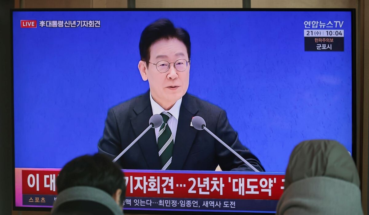 21일 서울역 대합실에 이재명 대통령 신년 기자회견 방송이 나오고 있다. 사진=박정훈 기자