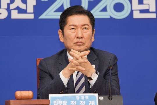 1월 19일 오전 서울 여의도 국회에서 열린 더불어민주당 최고위원회의에 정청래 대표가 참석해 이언주 최고위원의 발언을 경청하고 있다. 사진=이종현 기자