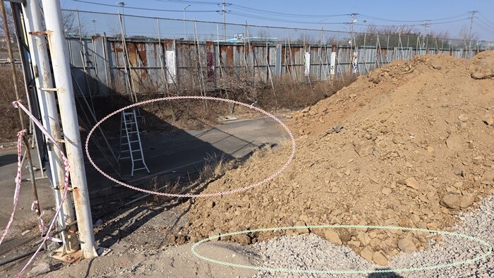 사천시 배춘리 근린생활시설 현장에서 폐기물 아스콘(빨간 점선)를 매립하고 도로공사용 순환골재(초록 점선)을 사용해 부지를 조성 중인 모습. 사진=정민규 기자