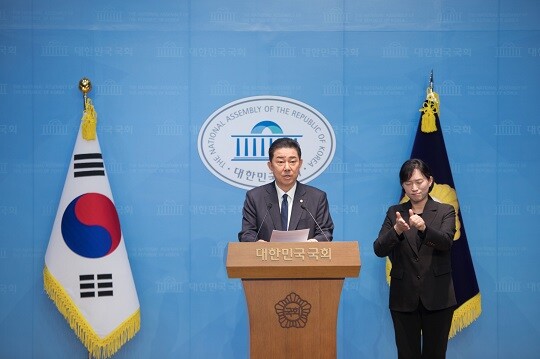 1월 19일 국회 소통관에서 김병기 의원이 기자회견을 하며 최고위원회의에서 제명 의결을 해 줄 것을 요구하고 있다. 사진=이종현 기자