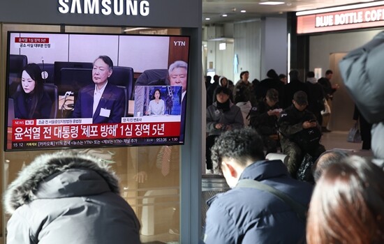 내란특검팀이 고위공직자범죄수사처(공수처)의 체포를 방해한 혐의를 받는 윤석열 전 대통령에 징역 5년을 선고한 1심 판결에 대한 항소를 제기했다.  사진 = 연합뉴스