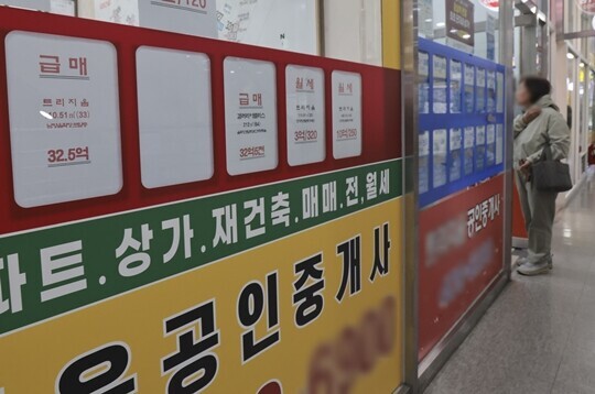 서울 송파구의 한 공인중개사무소에 안내문이 붙어 있는 모습으로 기사의 특정 내용과 관련없다. 사진=박정훈 기자